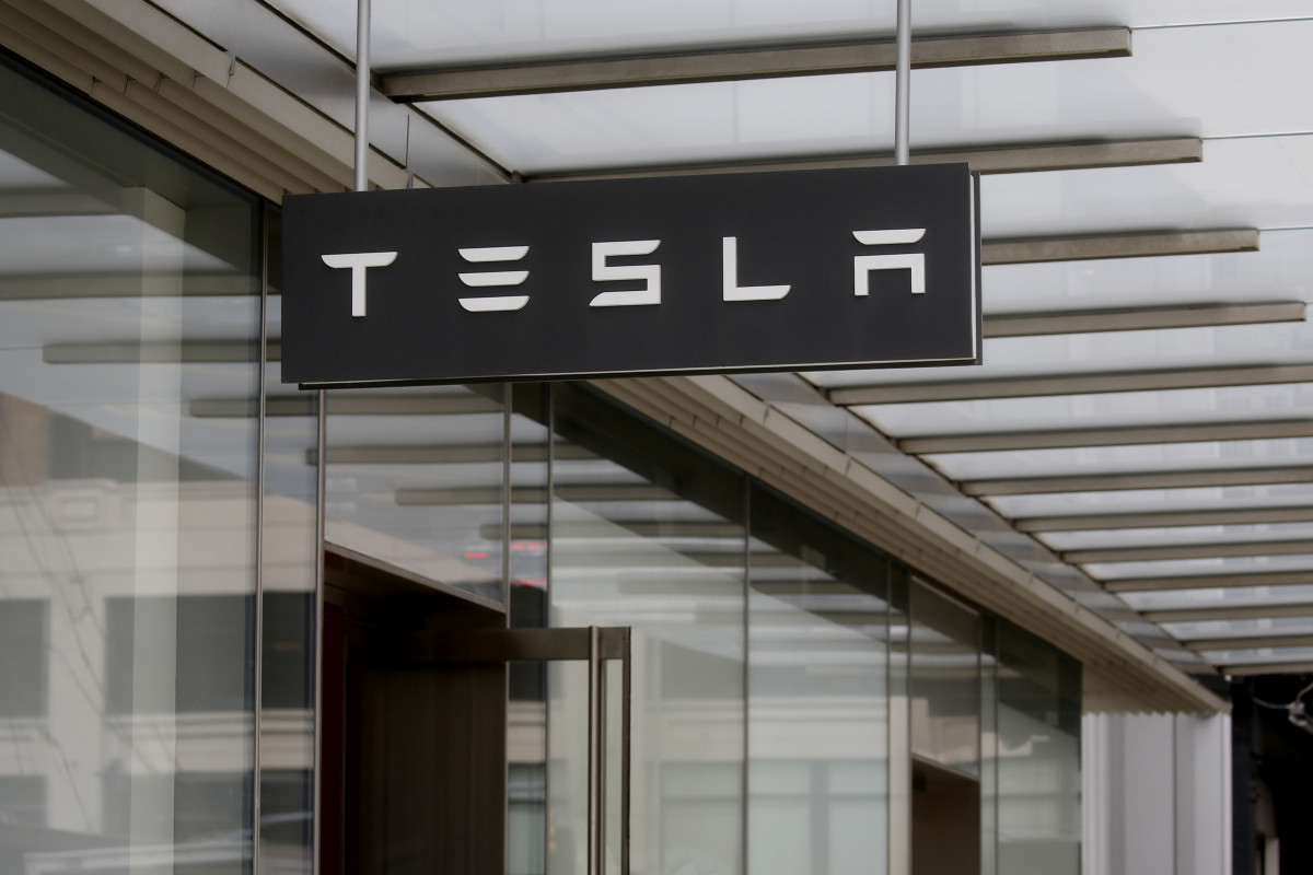 O senador de Nova York apresenta um projeto de lei que encerraria os showrooms da Tesla